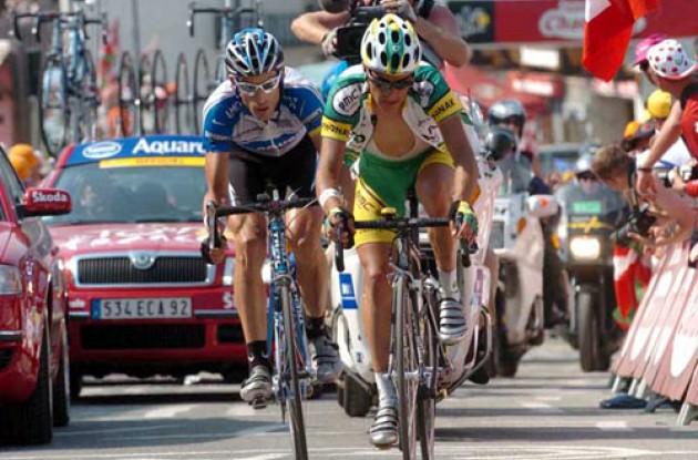 Oscar Pereiro (Phonak Hearing Systems) and George Hincapie (Discovery) in the final meters. Photo copyright Fotoreporter Sirotti.