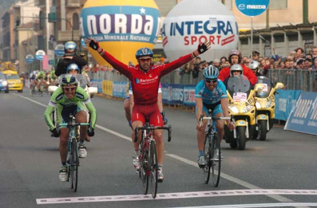 Igor Astarloa (Barloworld) takes the win in Torino (no Olympics in sight). Photo copyright Fotoreporter Sirotti.