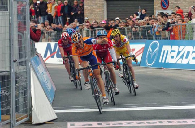 Oscar Freire takes the win. Photo copyright Fotoreporter Sirotti.