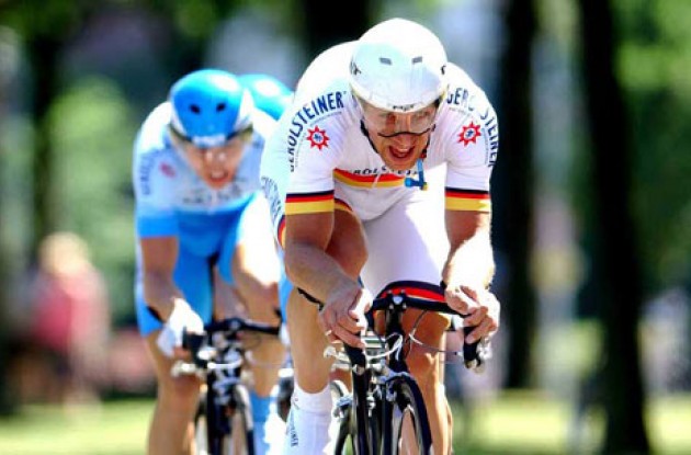 Team Gerolsteiner working hard. Photo copyright Fotoreporter Sirotti.