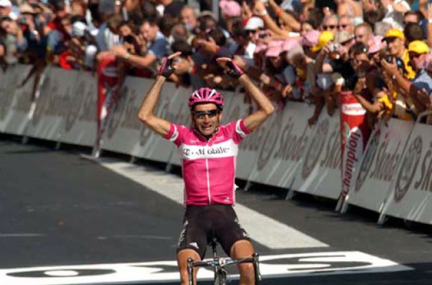 Giuseppe Guerini (T-Mobile) takes the win. Photo copyright Fotoreporter Sirotti.