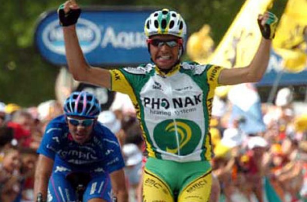 Oscar Pereiro takes the win ahead of Zandio and Mazzoleni. Photo copyright Fotoreporter Sirotti.
