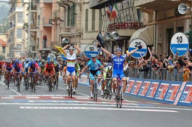 Pozzato takes the win ahead of Petacchi. Photo copyright Roadcycling.com.