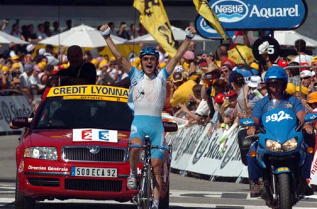 Georg Totschnig takes the stage win. Photo copyright Fotoreporter Sirotti.