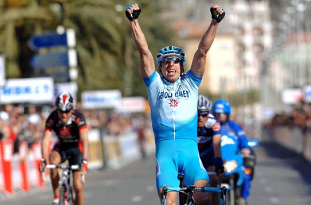 Zberg takes the stage win for Gerolsteiner. Photo copyright Fotoreporter Sirotti.