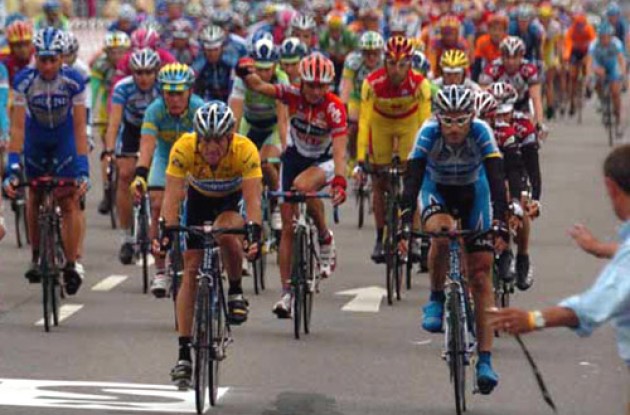Armstrong and Hincapie arrive at the finish along with Basso, Vinokourov, Landis and other favorites. Photo copyright Fotoreporter Sirotti.