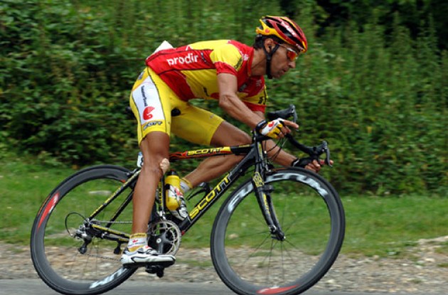 Garate cornering. Notice the injury on his right knee. Photo copyright Roadcycling.com.