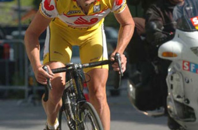 Chris Horner proves that San Francisco isn't the only location where he can climb. Photo copyright Fotoreporter Sirotti.