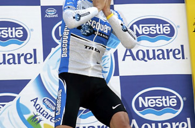 Kisses from George to all his fans! Photo copyright Roadcycling.com/<A HREF="http://www.benrossphotography.com" TARGET="_BLANK">Ben Ross Photography</A>.