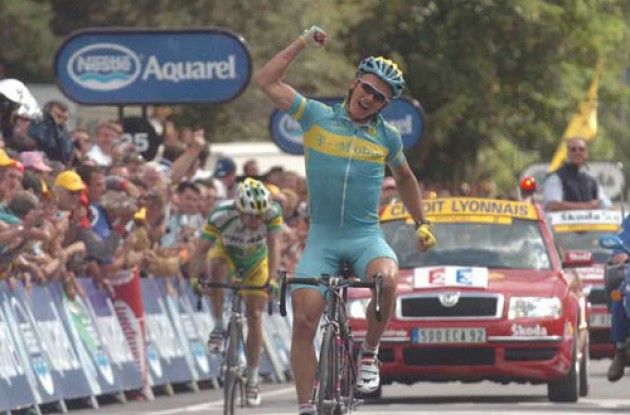 Vinokourov takes the win ahead of Botero. Photo copyright Fotoreporter Sirotti.