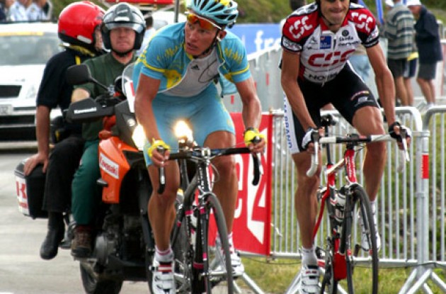 Vinokourov and Julich on their way to the finish line. Photo copyright Roadcycling.com/<A HREF="http://www.benrossphotography.com" TARGET="_BLANK">Ben Ross Photography</A>.
