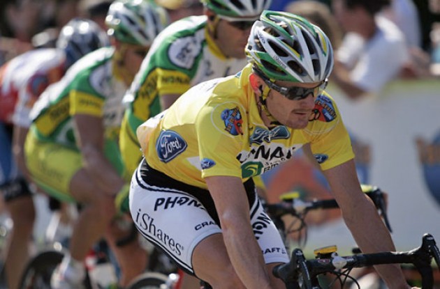 Floyd Landis (Phonak - iShares) guarded by team mates. Photo copyright Ben Ross/Roadcycling.com/<A HREF="http://www.benrossphotography.com" TARGET=_BLANK>www.benrossphotography.com</A>.
