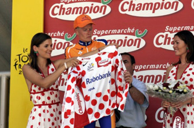 Armstrong is still wearing the polka dot jersey. Photo copyright Roadcycling.com/<A HREF="http://www.benrossphotography.com" TARGET="_BLANK">Ben Ross Photography</A>.