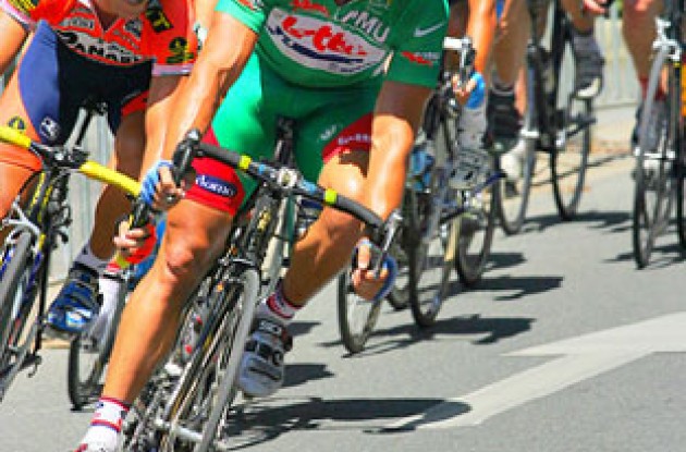 Robbie McEwen leads the pack. David Magahy - www.goldcoastphotography.com