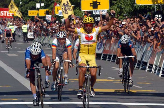 Perdiguero takes the win ahead of Bettini, Rebellin and Serrano. Photo copyright Fotoreporter Sirotti.