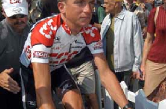 Tyler Hamilton rode today's stage with a fractured collarbone - but is still looking focused. Photo copyright Fotoreporter Sirotti.