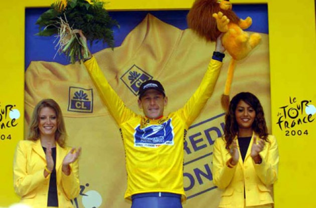 Hmm...does this picture look familiar to you? Lance Armstrong took the yellow leader's jersey after today's eventful stage. Photo copyright Fotoreporter Sirotti.