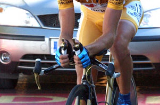 Roberto Heras worked hard to defend his overall Vuelta lead. Photo copyright Unipublic.