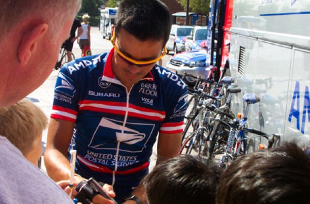 Victor Hugo Pena signed quite a few autographs in Odense. Photo copyright Roadcycling.com.
