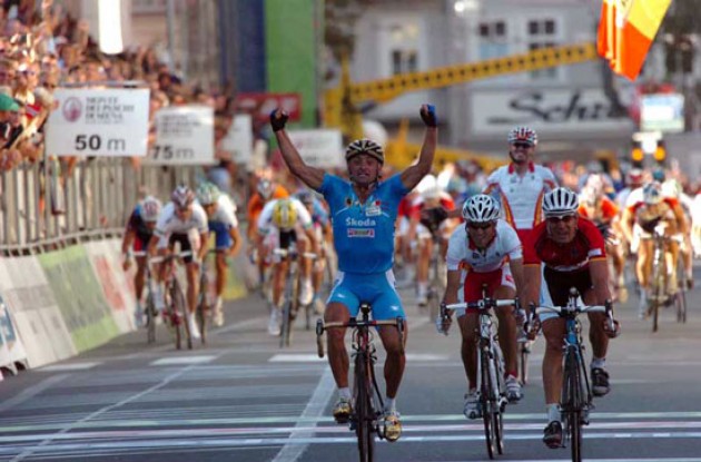 Bettini is the new World Champion! Congrats from all of us here at Roadcycling.com. Photo copyright Fotoreporter Sirotti.