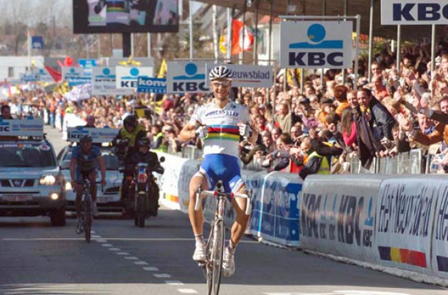 Tom Boonen (Quick Step) takes the win ahead of Leif Hoste (Team Discovery Channel). Photo copyright Fotoreporter Sirotti.