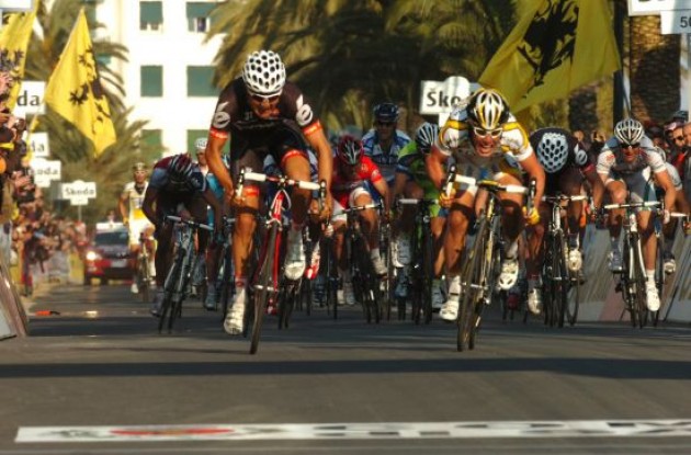 Haussler and Cavendish pushing hard on their way towards the finish line in San Remo. Photo copyright Fotoreporter Sirotti.