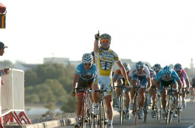 Mark Cavendish (Team Columbia - High Road) wins in Qatar.