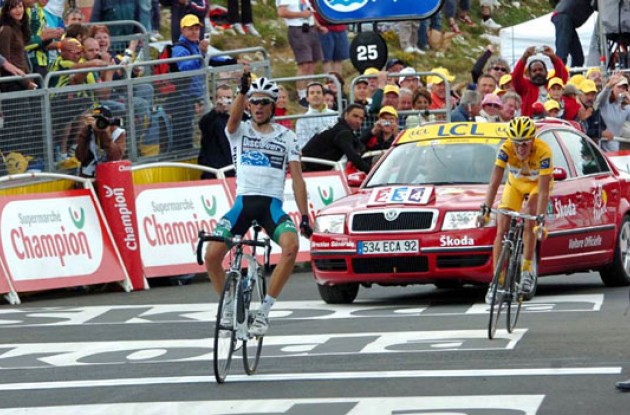 Alberto Contador wins ahead of Michael Rasmussen. Photo copyright Fotoreporter Sirotti.