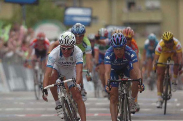 Di Luca beats Cunego on the line. Photo copyright Fotoreporter Sirotti.