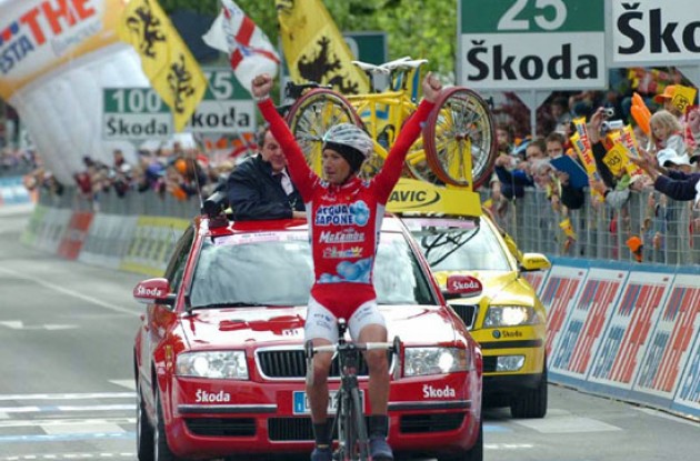 Stefano Garzelli (Acqua & Sapone) rides to victory.