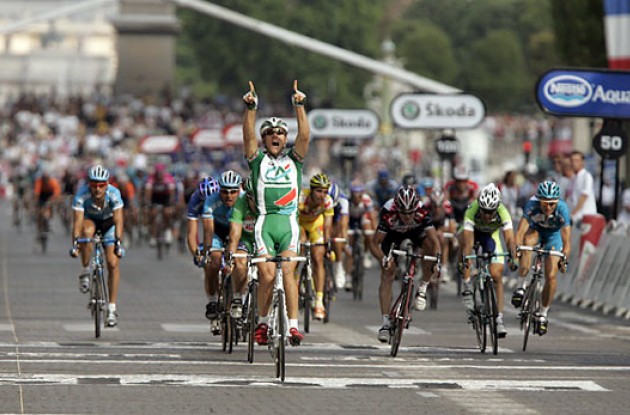 Thor Hushovd wins on Champs-Elysées. Photo copyright Ben Ross/Roadcycling.com/<A HREF="http://www.benrossphotography.com" TARGET=_BLANK>www.benrossphotography.com</A>.