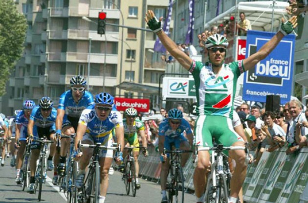 Thor Hushovd (Credit Agricole) takes the stage win. Photo copyright Fotoreporter Sirotti.