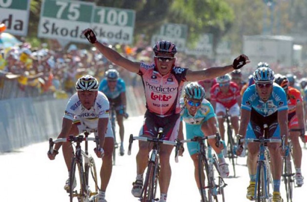 Robbie McEwen takes the stage win.
