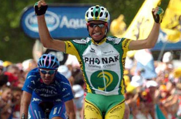 Oscar "Perrier" Pereiro (Phonak) takes the stage win. Congrats to Oscar from all of us at Roadcycling.com! Photo copyright Fotoreporter Sirotti.