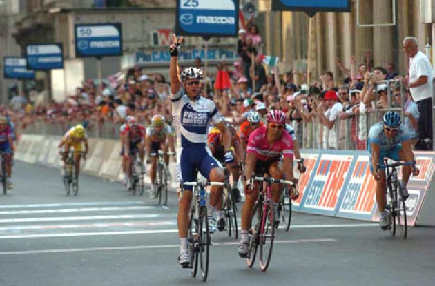 Petacchi takes the win ahead of Zabel and Forster. Photo copyright Fotoreporter Sirotti.