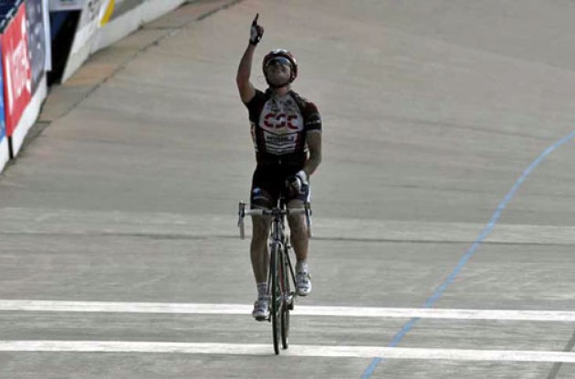 Stuart O'Grady (Team CSC) wins the 2007 Paris-Roubaix.
