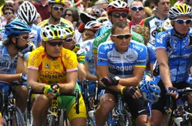Robert Hunter and Lance Armstrong at the start. Photo copyright Casey Gibson.
