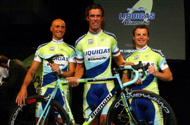 Look ma! It's SO light! Garzelli, Cipollini, and Di Luca look fit for fight. Photo copyright Roadcycling.com.