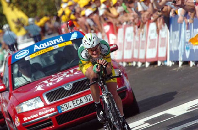 Floyd Landis on his way to taking the overall lead in the 2006 Tour de France. Photo copyright Fotoreporter Sirotti.