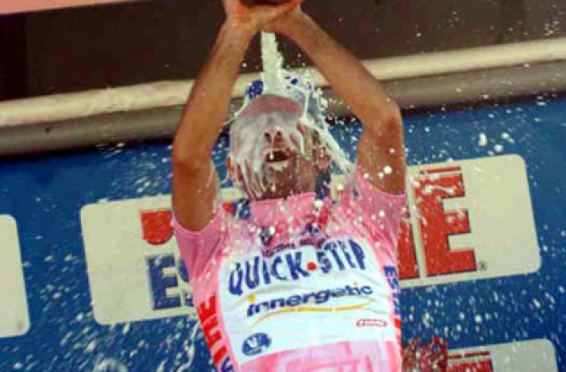 Bettini grabs a champagne shower. Forgotten about Cooke already? Photo copyright Fotoreporter Sirotti.