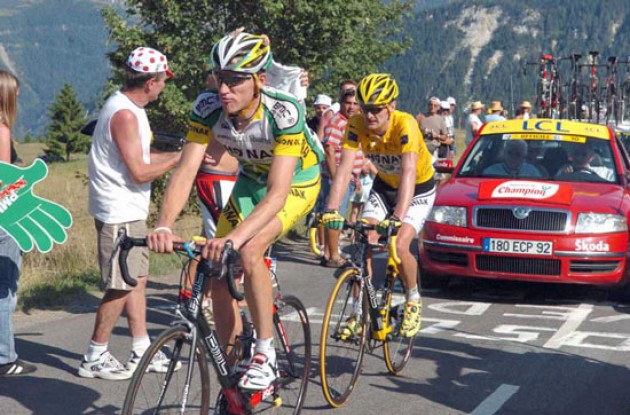Axel Merckx pulls Floyd Landis up the final climb. Photo copyright Fotoreporter Sirotti.