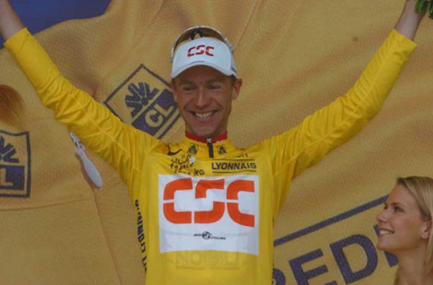 Jens Voigt in yellow. Photo copyright Fotoreporter Sirotti.