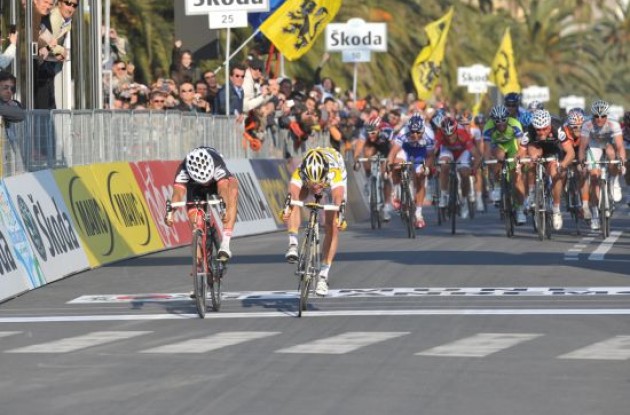 Mark Cavendish and Haussler throw their bikes in their quest for the overall win. Photo copyright Fotoreporter Sirotti.