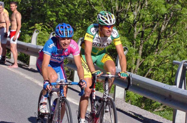 Cunego and Gutierrez working hard to defend their positions in the overall rankings. Photo copyright Fotoreporter Sirotti.