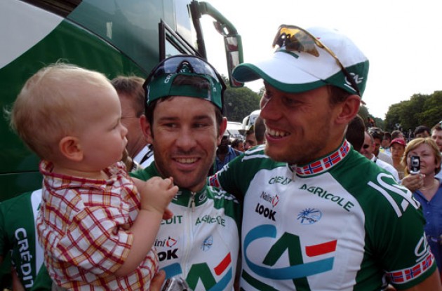 Thor Hushovd with leadout man Julian Dean and Dean's son Tanner. Photo copyright Roadcycling.com.