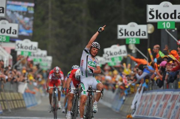 Di Luca takes the stage win. Photo copyright Fotoreporter Sirotti.