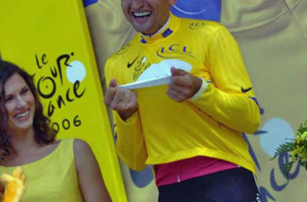 Finally a happy race leader ... Gonchar looks more happy and pleased than Boonen. Photo copyright Fotoreporter Sirotti.