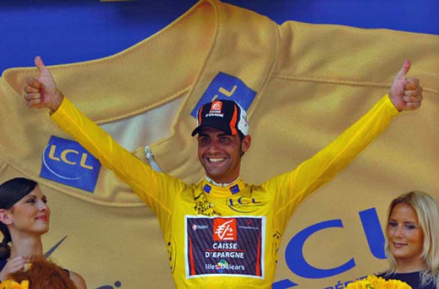 Oscar Pereiro now leads the Tour de France ahead of Floyd Landis. Photo copyright Fotoreporter Sirotti.
