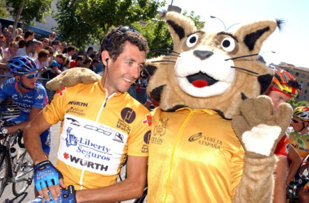 Roberto Heras with mascot. Smile for the camera! Photo copyright Roadcycling.com.