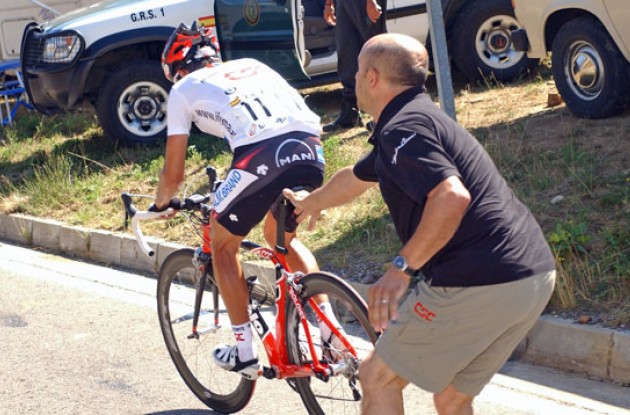 Sastre gets pushed by a Team CSC mechanic. Photo copyright Roadcycling.com.